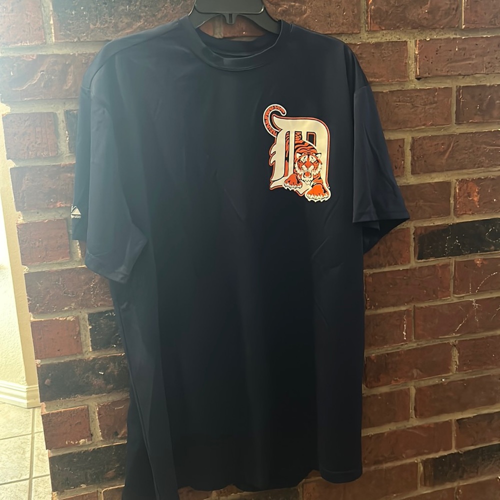 Dark blue Detroit tigers jersey/shirt used(GOOD CONDITION) no rips or scuffs